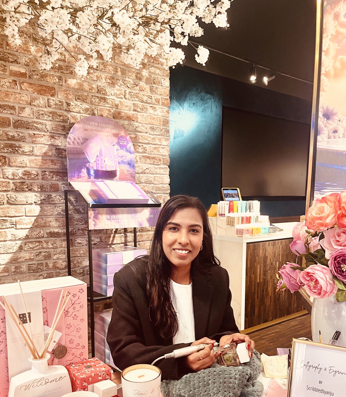 Anju at work, live event calligraphy